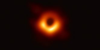 La toute première image d'un trou noir dévoilée par des astronomes