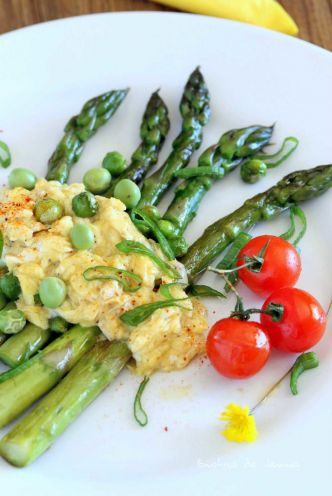 Asperges braisées et brouillade au petits pois