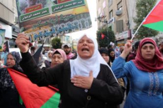 Des Palestiniens lancent une grève de la faim massive contre la répression en prison