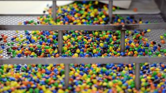 Alimentation : l'additif controversé E171 sera interdit l'an prochain