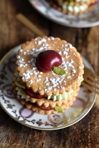 Mille-feuille pistache et cerises