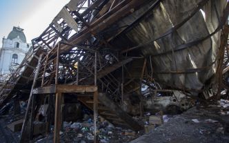A Valparaiso, des devantures de Noël derrière des rideaux métalliques