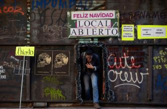 A Valparaiso, des devantures de Noël derrière des rideaux métalliques