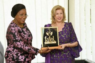 Dominique Ouattara reçoit le trophée de la Première dame d'exception