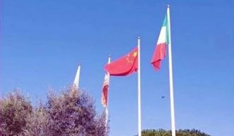 Des Italiens retirent le drapeau de l'Union Européenne et hissent le drapeau de la République Populaire de Chine