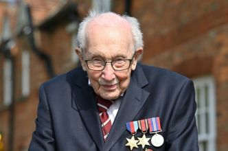 Il a récolté 33 millions d'euros pour les soignants : le Britannique Captain Tom fête ses 100 ans