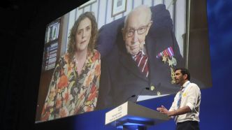 Coronavirus : "Captain Tom", bienfaiteur des soignants britanniques, fête ses 100 ans en héros