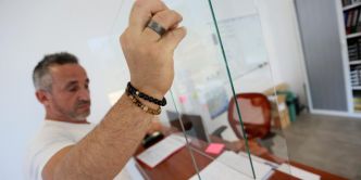 Cette vitrerie-miroiterie de l'Est-Var croule sous les demandes pour équiper les commerçants