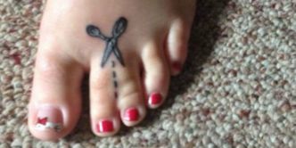 6 personnes qui ont utilisé leurs tatouages pour rire de leur handicap