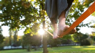 Slackline : tout savoir sur cette pratique sportive d'équilibriste | Docteur-Fitness.com