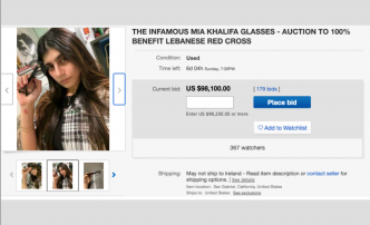 L'ex-porn star Mia Khalifa met ses célèbres lunettes aux enchères pour aider le Liban