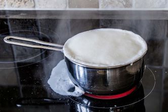 Le Truc Trop Facile pour Nettoyer du Lait Brûlé sur une Plaque de Cuisson | Maison | Remèdes de Grand-Mère