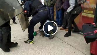 La police selectionne une personne et la tabasse