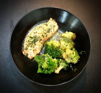Saumon en papillote au four. Recette avec brocolis, soja, crème et citron