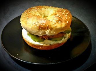 Recette bagel maison et garniture de rillettes de thon, avocat et concombre