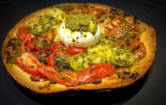 Tarte aux tomates colorées, pesto et burrata. Recette estivale gourmande