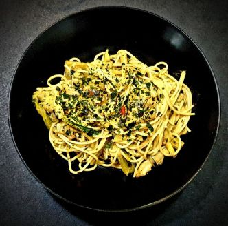 Nouilles de blé aux légumes (courgette, champignon). Recette asiatique