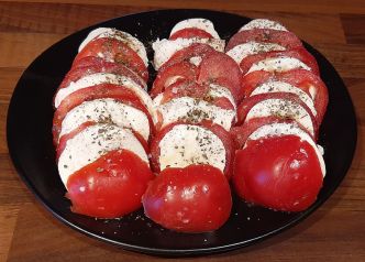 Recette de la salade de tomates, mozzarella et basilic (ou salade caprese)