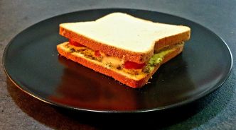 Recette de croque-monsieur maison au four (pesto, tomate et mozzarella)