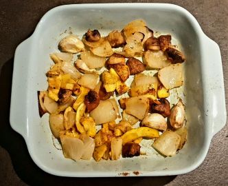 Recette courgettes jaunes au four avec champignons, oignon, ail et épices