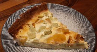 Recette tarte rhubarbe et mangues caramélisées au miel sur pâte sucrée