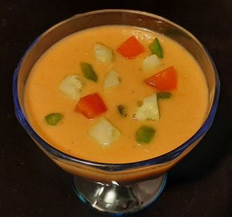 Recette de gaspacho Andalou. Gaspacho de tomate, poivron et concombre