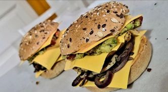Recette de burger végétarien maison (avec steak végétal). Facile et rapide