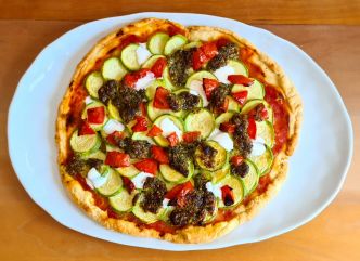 Recette de tarte à la courgette, tomate et pesto. Pour un apéritif entre amis