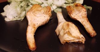 Recette de boutons d'artichaut grillés à la poêle à l'huile de truffe. Excellent