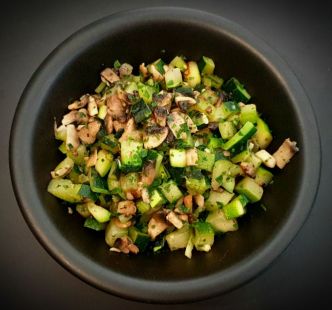 Recette de poêlée de champignons de Paris et courgettes persillées.