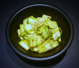 Recette de salade de courgettes crues aux saveurs asiatiques. Un régal !