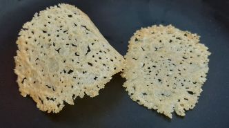 Recette de tuiles au parmesan rapide et facile. Pour décorer un risotto