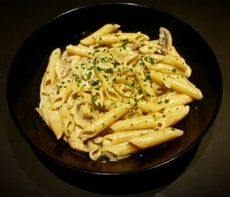 Recette de penne, champignons à la crème et roquefort. Plat de pâte facile