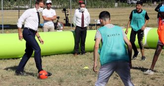 Emmanuel Macron va jouer au foot avec le Variété club de France