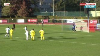 Foot - Variétés Club de France : Emmanuel Macron marque un pénalty