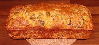 Cake salé aux lardons, olives et champignons. Une recette maison facile !