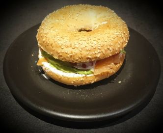 Bagel saumon fumé, avocat et tomates. Recette maison peu calorique !