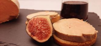 Foie gras mi-cuit. Une recette de chef avec un foie de canard cru et éveiné