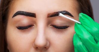 Teinture de sourcils maison : l'astuce naturelle pour les avoir plus épais en quelques minutes