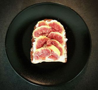 Toast apéro figues, fromage frais et miel. Une recette pour un apéritif festif