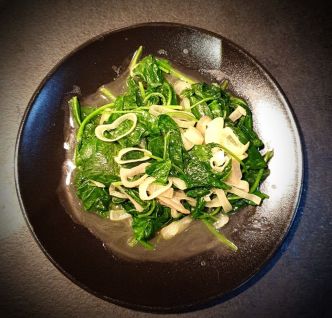 Poêlée d'épinards frais au beurre. Recette riche en vitamines A, C et B9 !