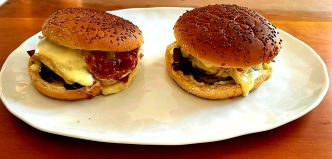 Burger végétarien aux röstis, morbier et oignon caramélisé. Recette au four