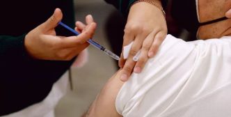 Pourquoi les vaccins sont-ils moins efficaces face au variant Omicron ? (Lefigaro.fr)