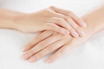 Voici 8 Remèdes De Grand-Mère Pour Dire Adieu Aux Mains Sèches Et Abîmées.