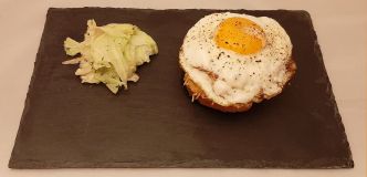 Croque-madame au four. Recette avec jambon, béchamel et œuf à cheval