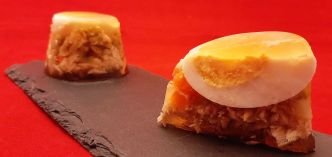 Aspic. Recette festive d'œuf en gelée thon et macédoine en entrée froide