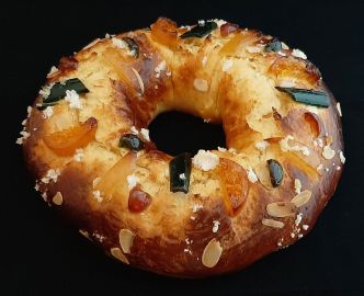 Couronne des rois. Recette de brioche parfumée aux fruits confits