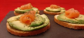 Toast avocat saumon. Une idée de canapé pour un apéro