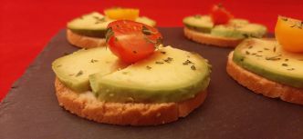 Toast avocat et tomate cerise. Recette pour un plateau apéritif végétarien