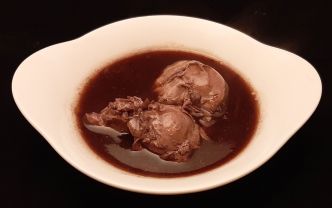 Œufs pochés au vin rouge. Une recette avec une sauce meurette revisitée